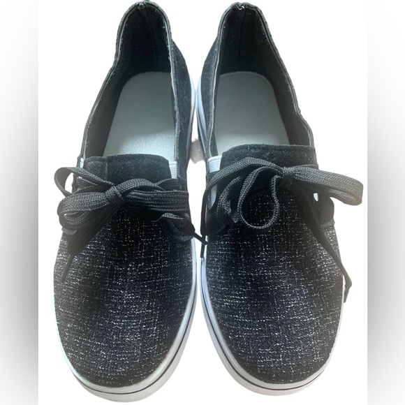 Slip On Sneakers Skater Shoes Two Tone Black & White Rubber Sole Size 7.5” NWOT - Picture 2 of 8